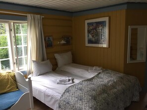 Habitación familiar doble, varias camas, vistas al jardín | Decoración individual, mobiliario individual, escritorio y wifi gratis