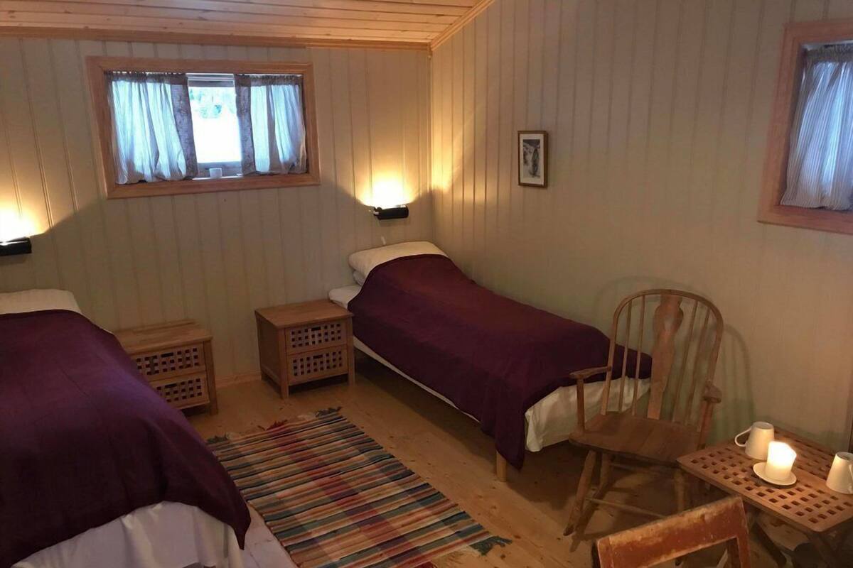 Escritorio, wifi gratis, decoración personalizada y muebles diferentes 