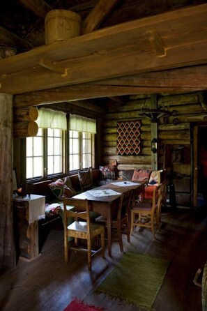 家庭村舍, 多张床, 花园景观 | 起居区 | 壁炉