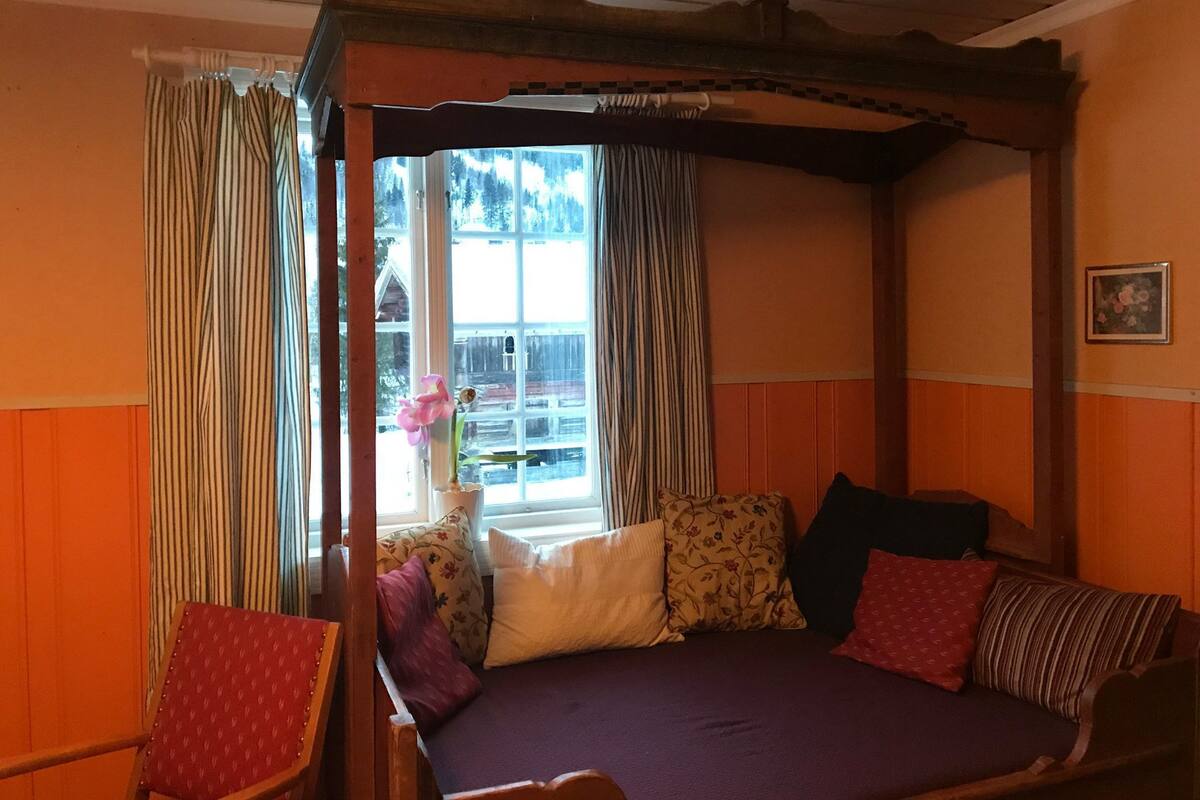 Escritorio, wifi gratis, decoración personalizada y muebles diferentes 