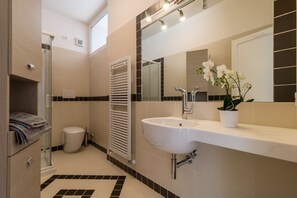 Dusche, Haartrockner, Bidet