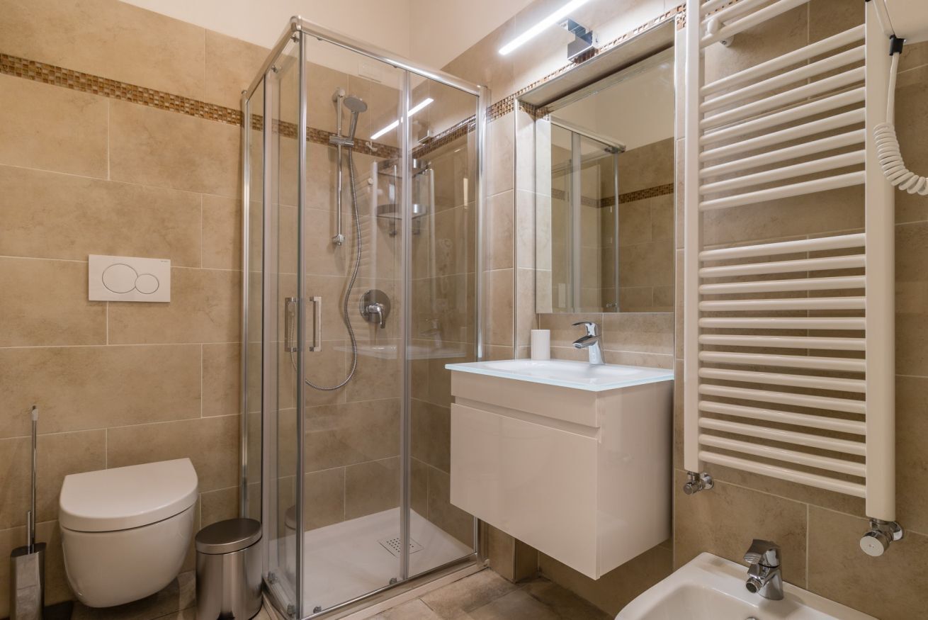Een douche, een haardroger, een bidet, handdoeken
