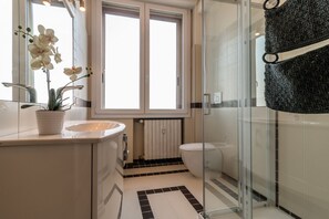 Shower, hair dryer, bidet, towels - PADOVA TOWER 13TH FLOOR CITY VIEW BORA (Padova)