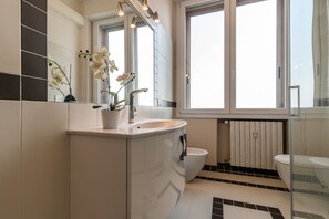 Shower, hair dryer, bidet, towels - PADOVA TOWER 13TH FLOOR CITY VIEW BORA (Padova)