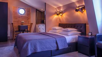 Comfort Double Room, 1 Double Bed (Green) | In-room safe, free WiFi, bed sheets