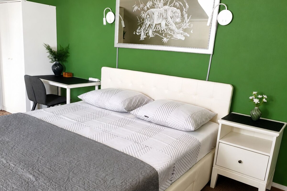 Comfort Double Room, 1 Double Bed (Green) | In-room safe, WiFi (free), bed sheets