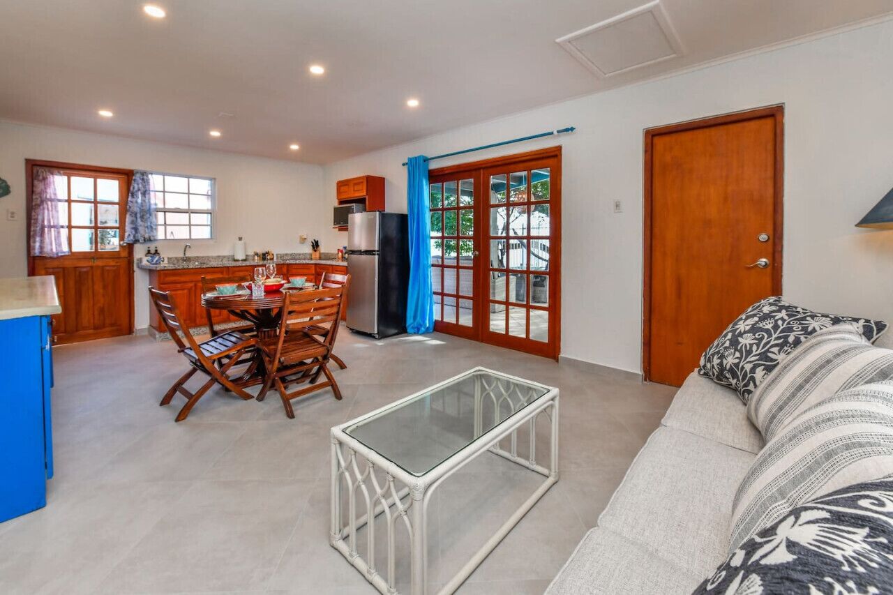 智能电视、书、办公室、电脑显示器