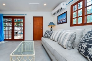 Smart TV, books, offices, computer monitors - Beachfront Two-Bedroom Villa (Savaneta)