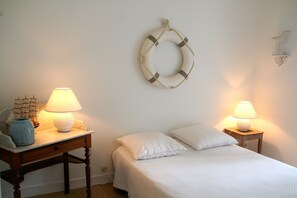 3 habitaciones, tabla de planchar con plancha, wifi y ropa de cama