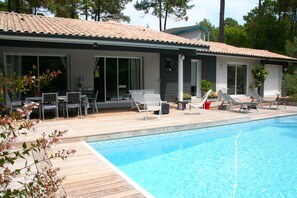 Una piscina al aire libre, una piscina climatizada