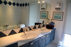 Bañera, secador de pelo, toallas, papel higiénico