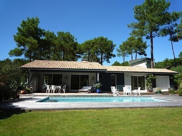 Una piscina al aire libre, una piscina climatizada