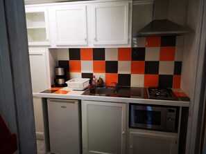 Microwave, coffee/tea maker, cookware/dishes/utensils