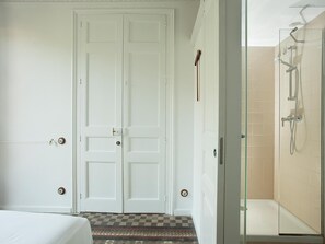 Een douche,  milieuvriendelijk toiletgerief, een haardroger, handdoeken