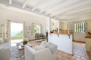 Smart-tv, dvd-afspiller, bøger, musikbibliotek