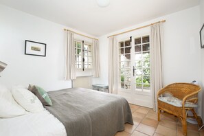 5 bedrooms, in-room safe, iron/ironing board, travel crib