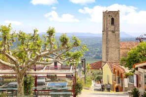 Outdoor dining - Spectacular Views, Pool & 5-Bedroom Family-Friendly Holiday Home in Provence (Fayence)