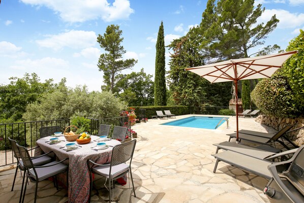 تناول الطعام بالخارج