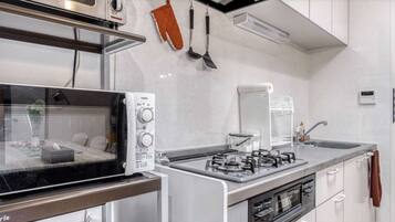 Réfrigérateur, micro-ondes, plaque de cuisson, cafetière/bouilloire