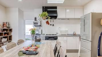 Réfrigérateur, micro-ondes, plaque de cuisson, cafetière/bouilloire