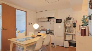 Kühlschrank, Mikrowelle, Herdplatte, Wasserkocher mit Kaffee-/Teezubehör