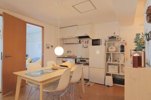 Geladeira, micro-ondas, cooktop, cafeteira/chaleira