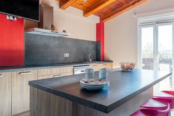 Fridge, microwave, oven, stovetop