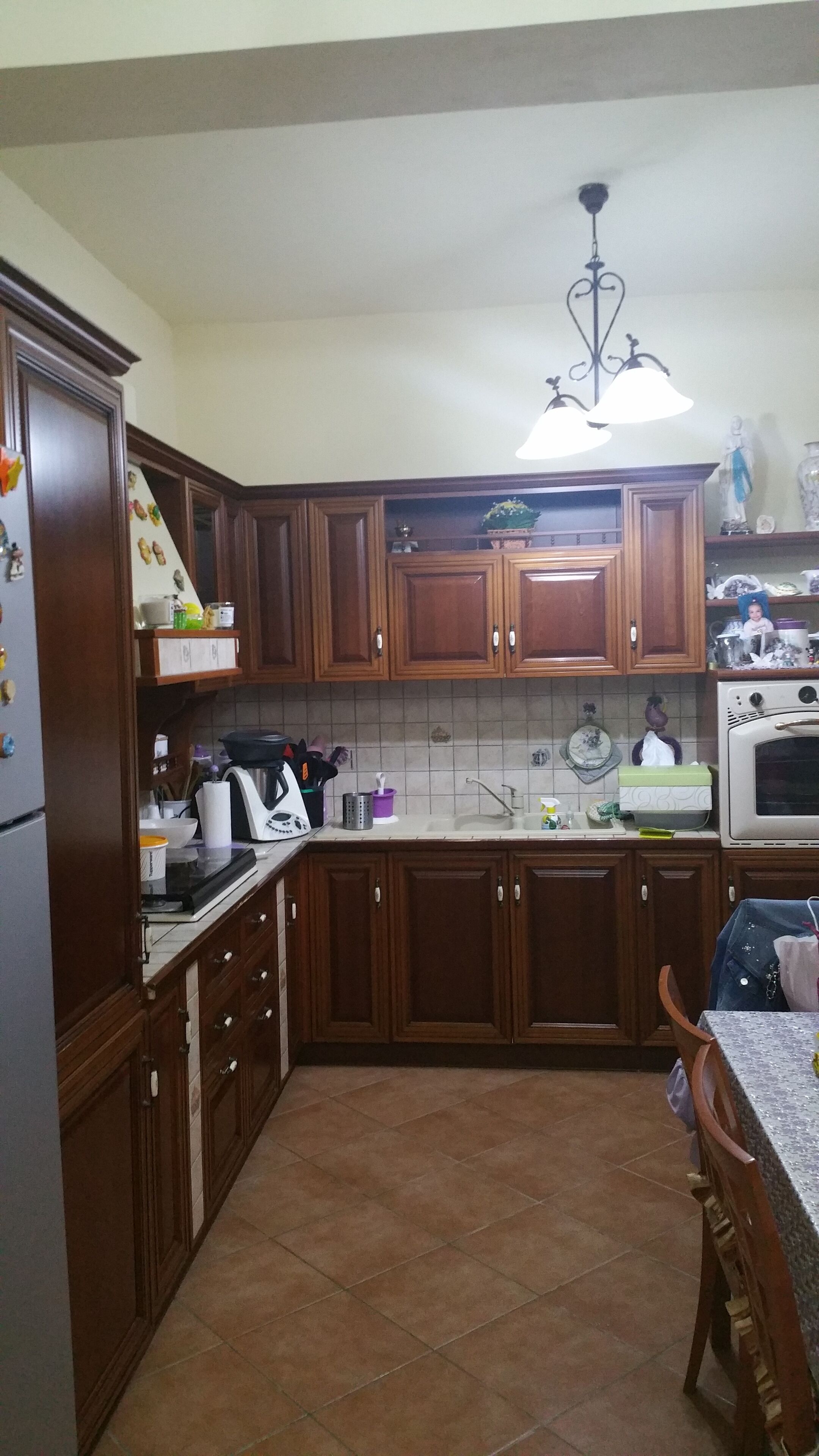 Kühlschrank, Ofen, Herdplatte, Wasserkocher mit Kaffee-/Teezubehör