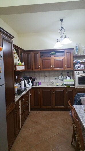 Kühlschrank, Ofen, Herdplatte, Wasserkocher mit Kaffee-/Teezubehör