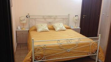 2 habitaciones, tabla de planchar con plancha, wifi y ropa de cama