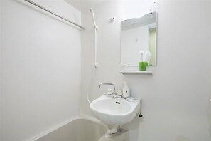 Combinació de dutxa i banyera, assecador de cabells, bidet i tovalloles 