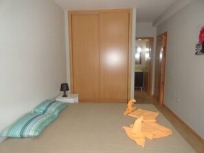 2 bedrooms, in-room safe, iron/ironing board, free WiFi