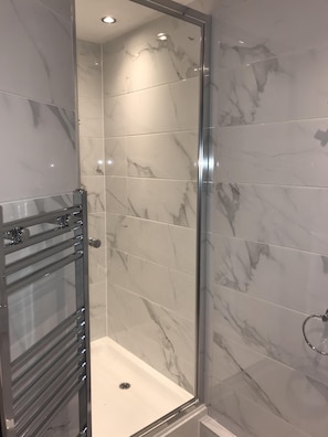 SĂšche-cheveux, serviettes fournies, savon, papier toilette