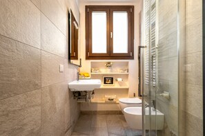 Douche, sèche-cheveux, bidet, serviettes fournies