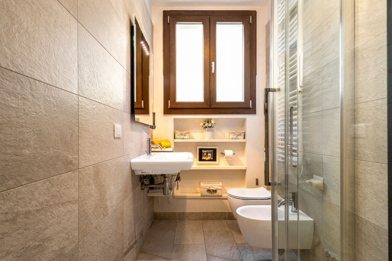Een douche, een haardroger, een bidet, handdoeken