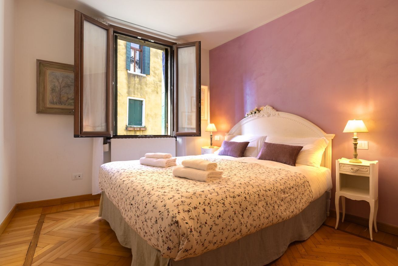 3 bedrooms, in-room safe, iron/ironing board, WiFi