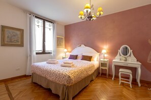 3 chambres, coffres-forts dans les chambres, fer et planche à repasser