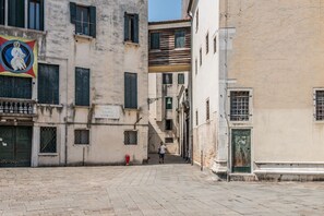 Unclassified image, 2 of 61, button - HOUSE OF ARTIST - SUPER FOR FAMILIES !! (Venezia)
