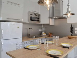 Réfrigérateur, micro-ondes, four, plaque de cuisson