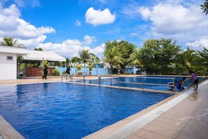 Una piscina al aire libre