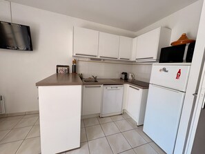 Réfrigérateur, micro-ondes, plaque de cuisson, lave-vaisselle