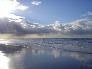 On the beach - House 2: beautiful vacation home with garden, 3 bedrooms for 6 people near beach. (Egmond aan Zee)