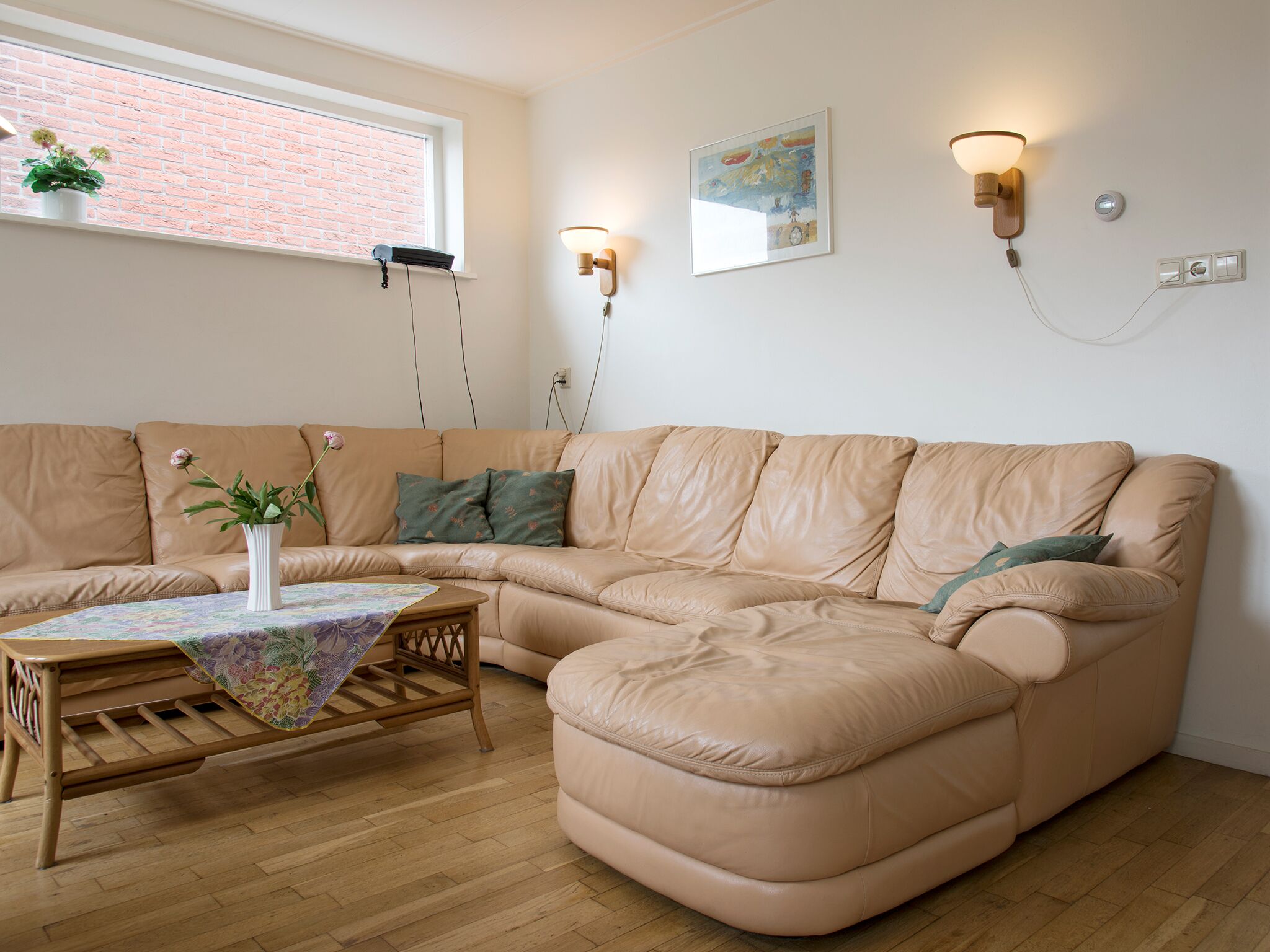 Télévision, lecteur de DVD, livres, chaîne hi-fi