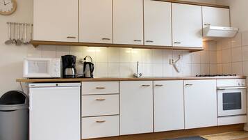 Een koelkast, een magnetron, een oven, een kookplaat