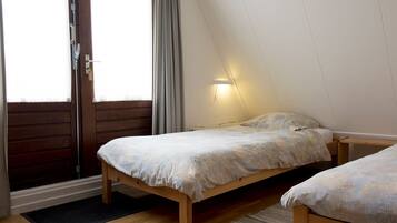 3 slaapkamers, een strijkplank/strijkijzer, gratis wifi, beddengoed