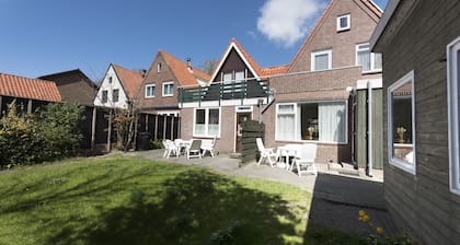Beautiful holiday home with garden with 3 bedrooms for 6 people near the beach.
