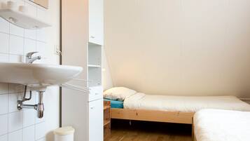 3 slaapkamers, een strijkplank/strijkijzer, gratis wifi, beddengoed