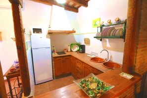 KĂŒhlschrank, Mikrowelle, Herdplatte, Wasserkocher mit Kaffee-/Teezubehör