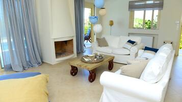 Villa, 5 slaapkamers, privézwembad, uitzicht op zee | Woonruimte | Een flatscreentelevisie