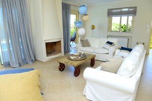 Vila, 5 quartos, piscina particular, vista para o mar | Área de estar | TV de tela plana